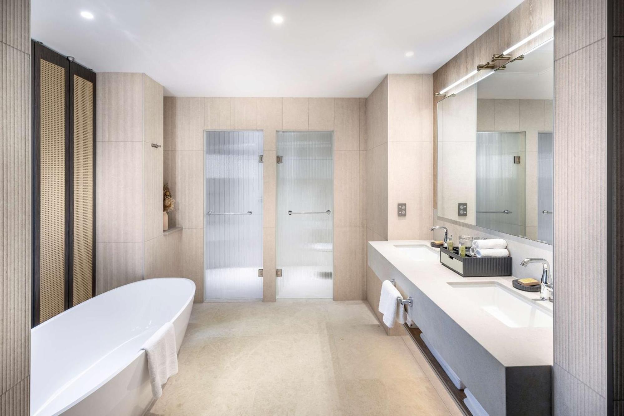 Отель Doubletree By Hilton Auckland Karaka Экстерьер фото