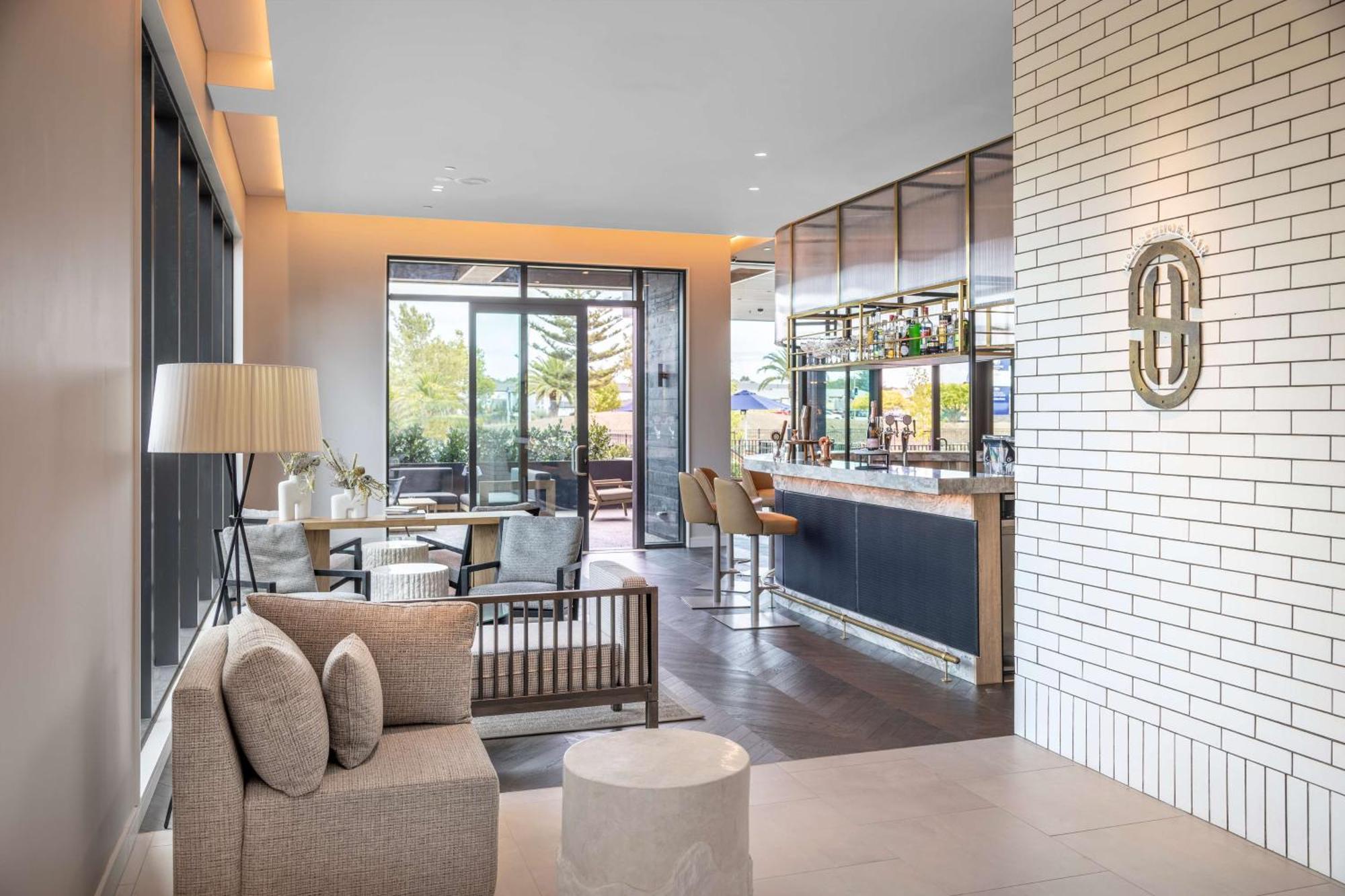 Отель Doubletree By Hilton Auckland Karaka Экстерьер фото