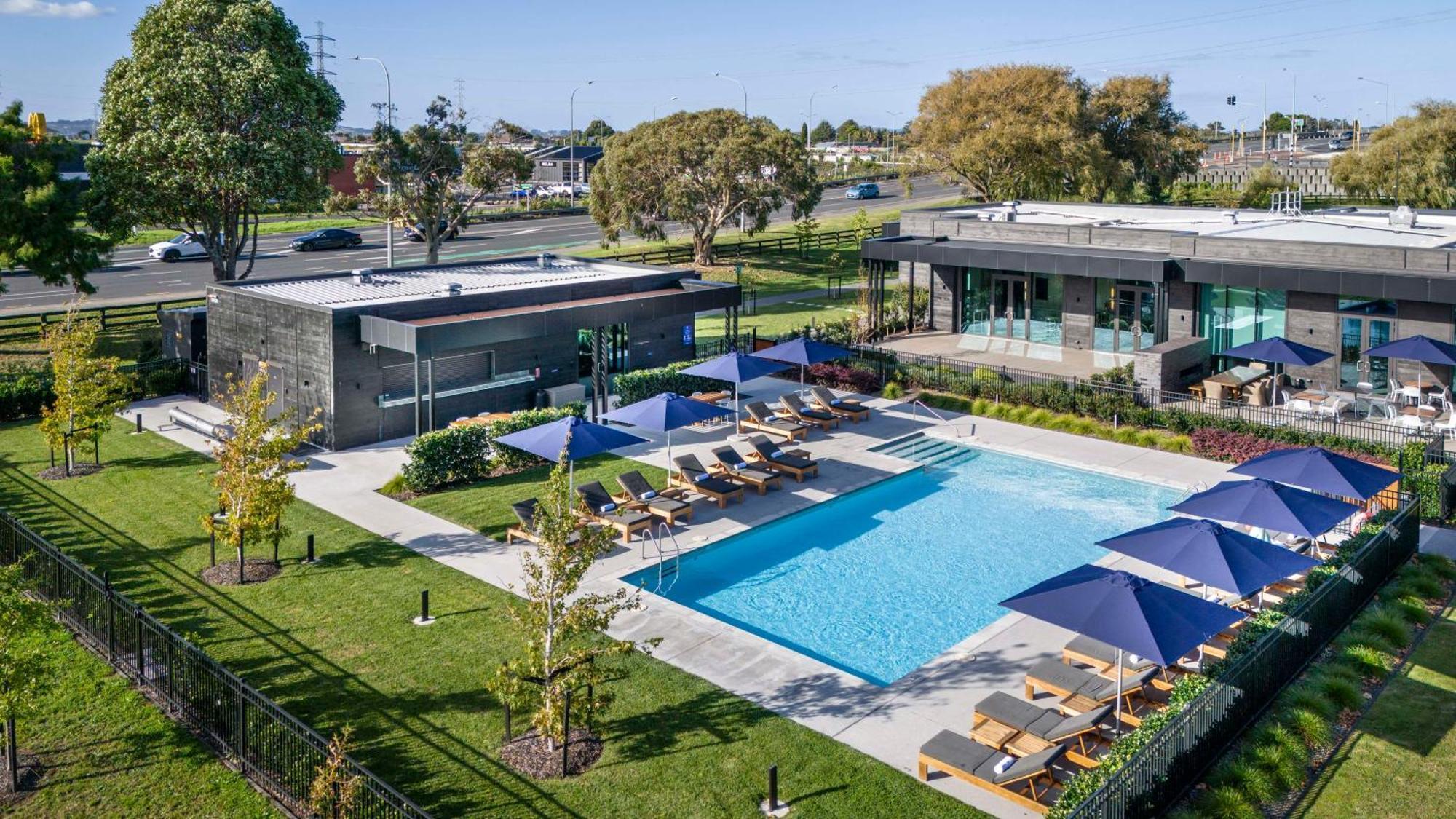 Отель Doubletree By Hilton Auckland Karaka Экстерьер фото