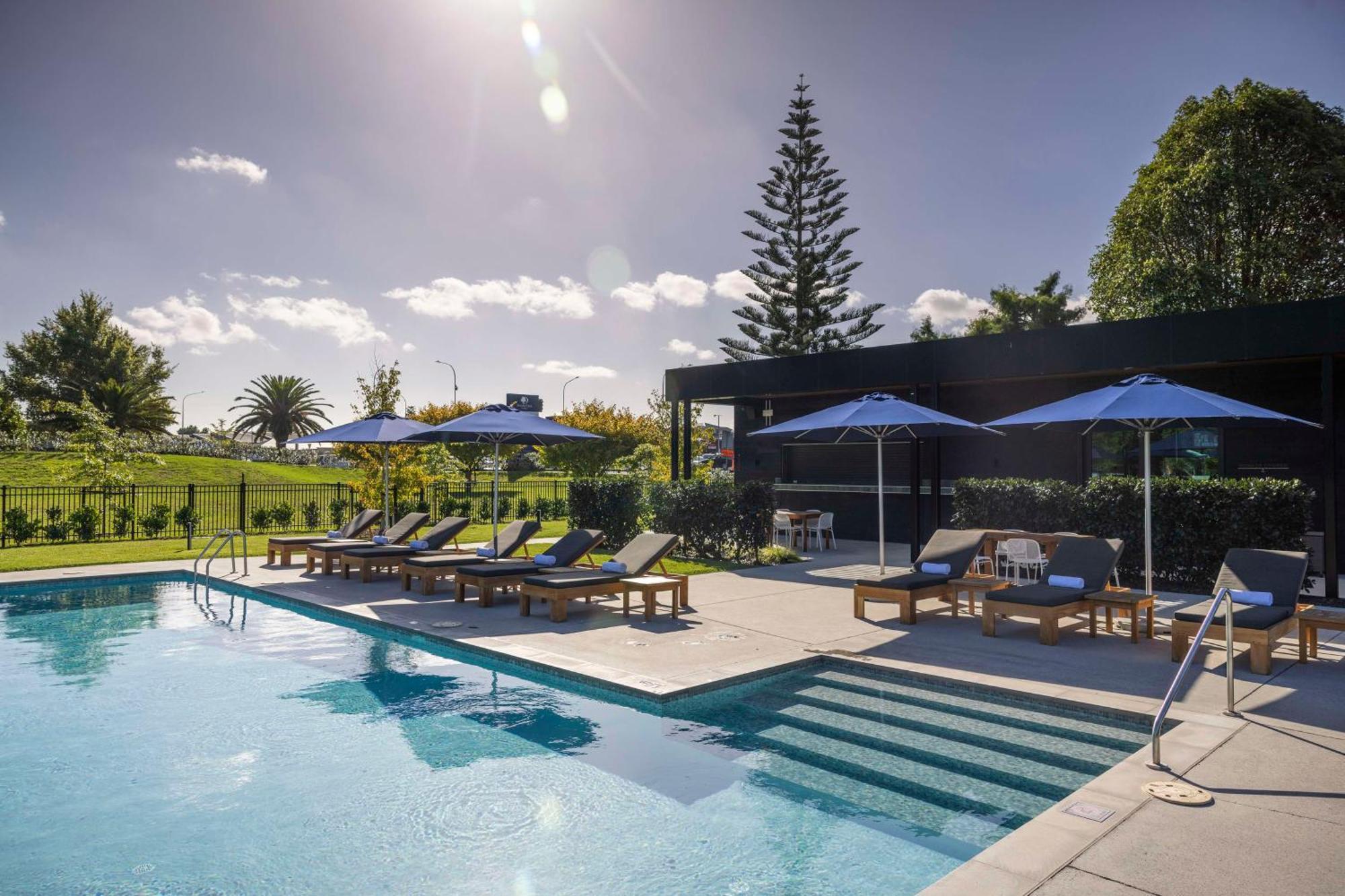 Отель Doubletree By Hilton Auckland Karaka Экстерьер фото